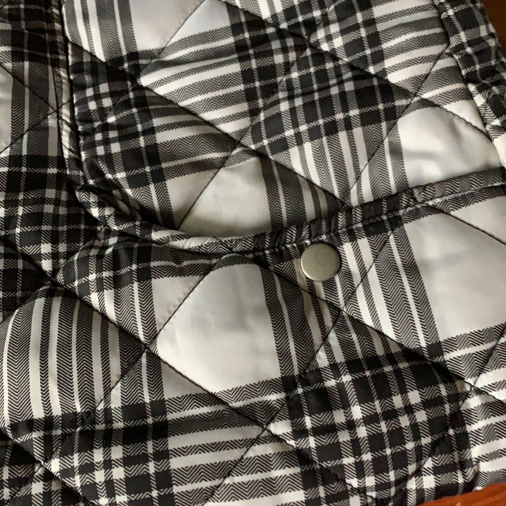Size large puffy vest - Picture 4 of 4